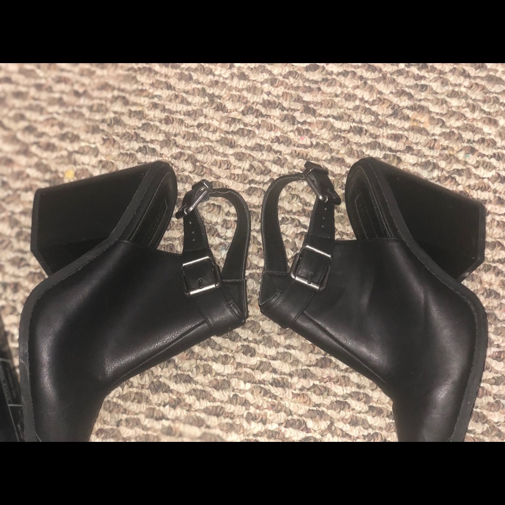 Closed toe black mule with chunky heel